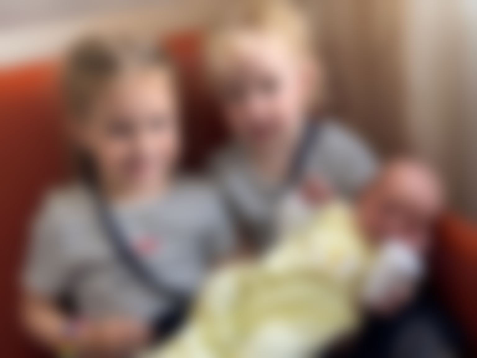 Emil Hans mit seinen großen Schwestern Sophie und Marie
